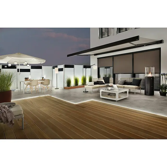 Paulmann Plug & Shine Montageschiene für Neon Stripe - Länge: 1 m - Ein stilvoller Außenbereich mit einer modernen Terrassendiele und eleganten Loungemöbeln unter einem schützenden Sonnensegel.
