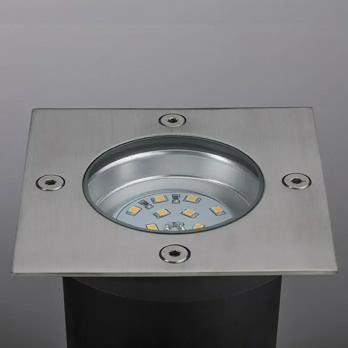 Paulmann Plug & Shine Bodeneinbauleuchte - 3,6 W, Warmweiß, IP65, Quadratisch - Nahaufnahme einer quadratischen LED-Bodeneinbauleuchte aus Edelstahl mit hellem Licht.