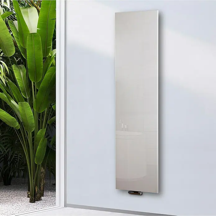 Szagato Designheizkörper Montevideo - B x H: 470 x 1.800 mm, Weiß, Ohne Handtuchhalter - Elegantes, schlankes Design-Heizkörper in einer hellen Badezimmerumgebung, das Funktionalität und modernes Flair vereint.\n