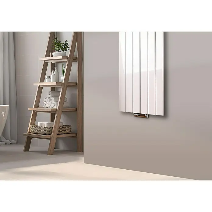 Szagato Designheizkörper Peking - B x H: 470 x 1.200 mm, Wärmeleistung bei Vorlauftemperatur von 75 °C (D: 50): 799 W, Weiß, Mit 1 Handtuchhalter (50 mm) - Elegantes Badezimmer-Interieur mit einem modernen, weißen Heizkörper an der Wand und einem dekorativen Holzregal mit Handtüchern und Pflanzen.