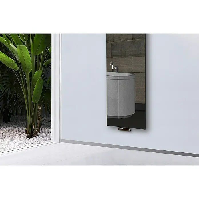 Szagato Designheizkörper Montevideo - B x H: 470 x 1.800 mm, Silber, Mit 2 Handtuchhalter (50 mm) - Modernes Bad mit einem Spiegelheizkörper, der das Spiegelbild eines Waschbeckens zeigt und für Wärme und Stil sorgt.