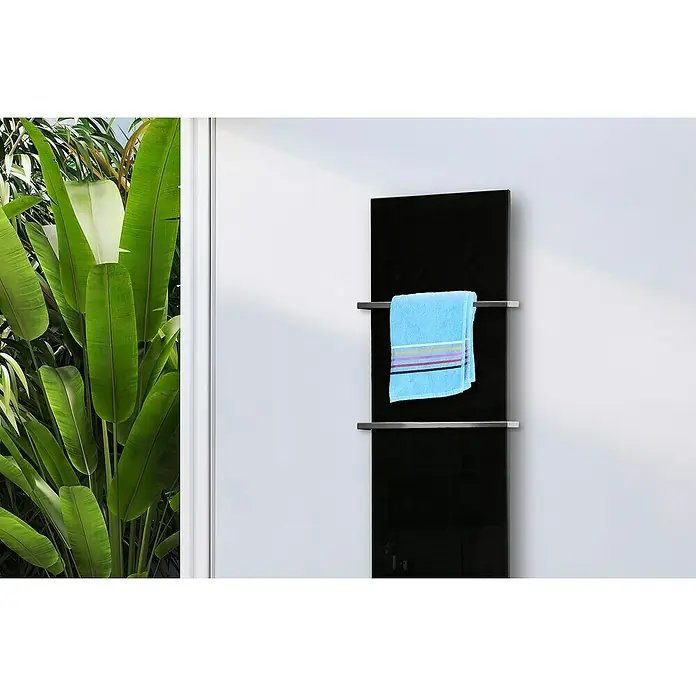 Szagato Designheizkörper Montevideo - B x H: 470 x 1.800 mm, Schwarz, Mit 2 Handtuchhalter (15 mm) - Ein elegantes Badezimmerdetail: Schwarzer Handtuchwärmer mit blauem Handtuch. Stilvolles Design für moderne Bäder.