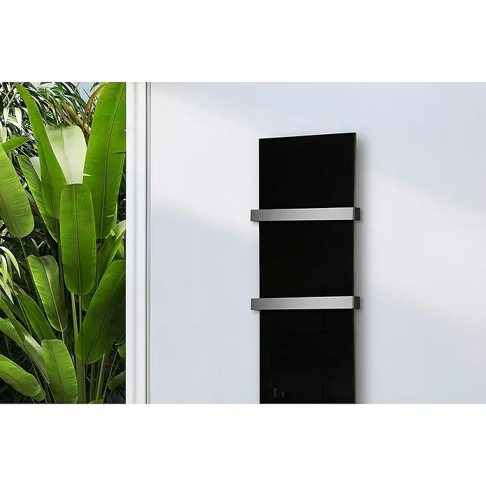 Szagato Designheizkörper Montevideo - B x H: 470 x 1.800 mm, Schwarz, Mit 2 Handtuchhalter (50 mm) - Ein modernes, schwarzes Handtuchheizkörper-Design, das an einer weißen Wand befestigt ist, mit silbernen Halterungen für einen stilvollen Look.