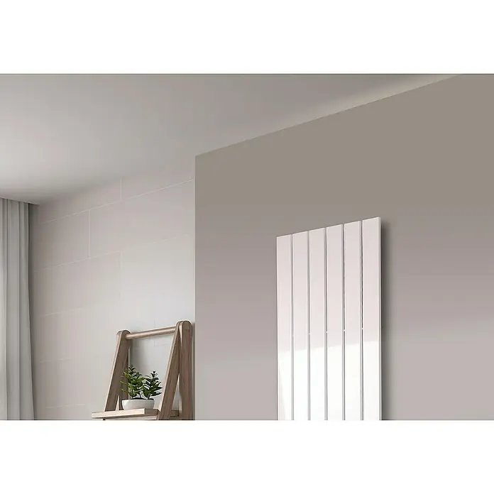 Szagato Designheizkörper Peking - B x H: 470 x 1.200 mm, Wärmeleistung bei Vorlauftemperatur von 75 °C (D: 50): 799 W, Weiß, Ohne Handtuchhalter - Ein moderner, weißer Heizkörper mit vertikalen Paneelen ist an einer hellgrauen Wand montiert und sorgt für Wärme und ein stilvolles Ambiente.