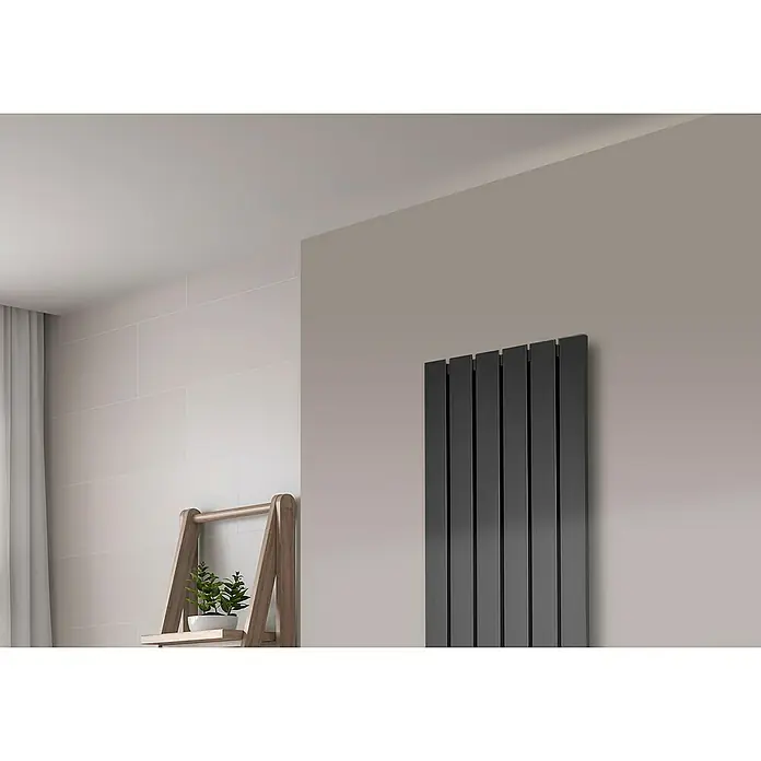 Szagato Designheizkörper Peking - B x H: 470 x 1.200 mm, Wärmeleistung bei Vorlauftemperatur von 75 °C (D: 50): 799 W, Moonstone-Grau, Ohne Handtuchhalter - Ein moderner, vertikaler Heizkörper in Grau hängt an einer Wand, neben einer kleinen Holzleiter mit einer grünen Pflanze darauf.