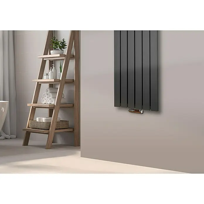 Szagato Designheizkörper Peking - B x H: 470 x 1.200 mm, Wärmeleistung bei Vorlauftemperatur von 75 °C (D: 50): 799 W, Moonstone-Grau, Ohne Handtuchhalter - Badezimmeransicht mit modernem Heizkörper und Holzleiterregal, das stilvolles Design und Funktionalität vereint.