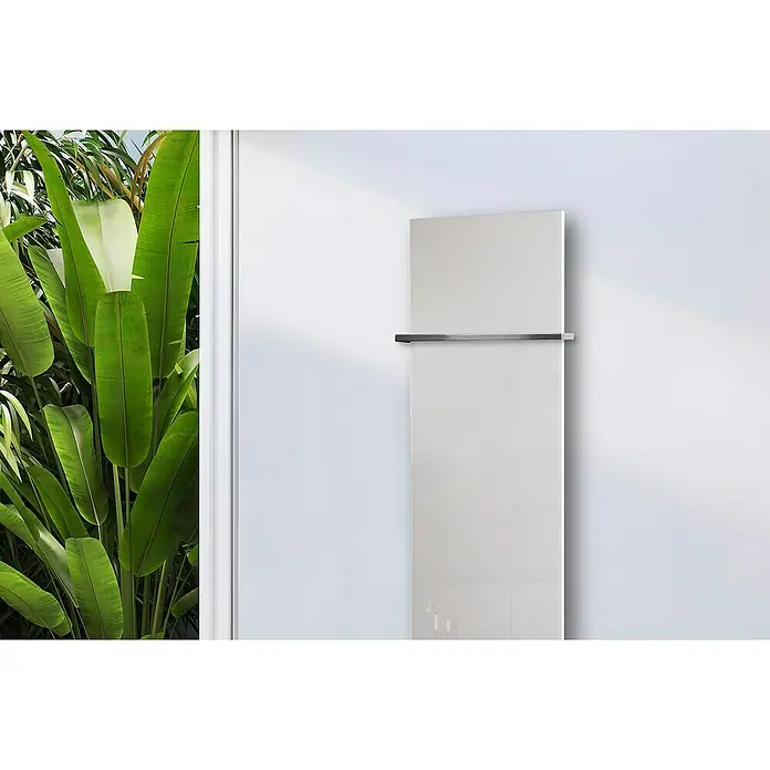 Szagato Designheizkörper Montevideo - B x H: 470 x 1.800 mm, Weiß, Mit 1 Handtuchhalter (15 mm) - Ein stilvoller, weißer Handtuchwärmer hängt an einer weißen Wand und bietet eine elegante und praktische Lösung für jedes Badezimmer.
