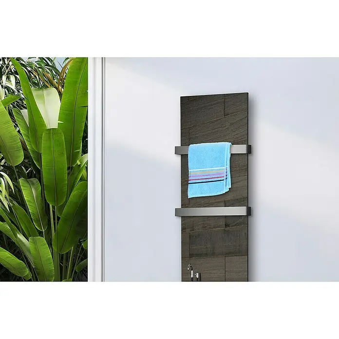 Szagato Designheizkörper Montevideo - B x H: 470 x 1.800 mm, Silber, Mit 2 Handtuchhalter (50 mm) - Ein modernes Badezimmer mit einem stilvollen Handtuchwärmer an der Wand, auf dem ein blaues Handtuch hängt.