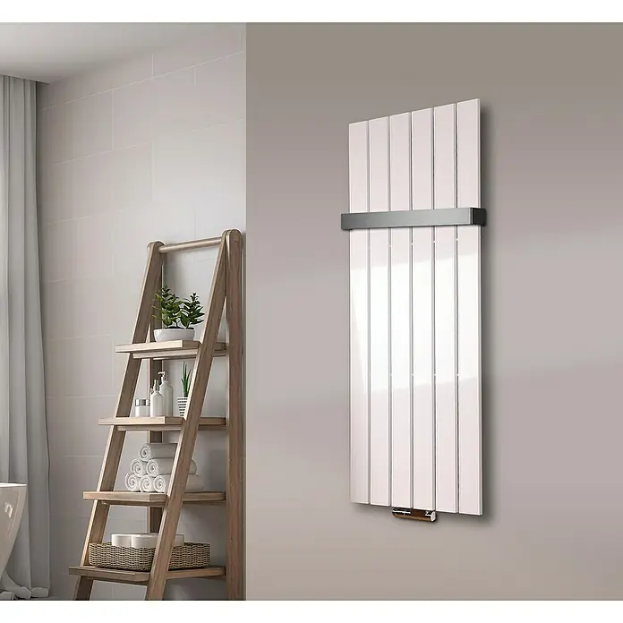 Szagato Designheizkörper Peking - B x H: 470 x 1.200 mm, Wärmeleistung bei Vorlauftemperatur von 75 °C (D: 50): 799 W, Weiß, Mit 1 Handtuchhalter (50 mm) - Ein moderner, weißer Paneelheizkörper hängt an einer Wand und sorgt für eine elegante und effiziente Wärmelösung im Badezimmer.