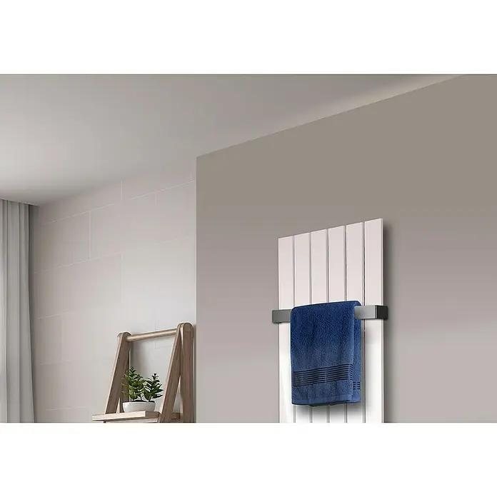 Szagato Designheizkörper Peking - B x H: 470 x 1.200 mm, Wärmeleistung bei Vorlauftemperatur von 75 °C (D: 50): 799 W, Weiß, Mit 1 Handtuchhalter (50 mm) - Handtuchwärmer mit blauem Handtuch, modernes Bad-Accessoire für stilvolle Badezimmer.