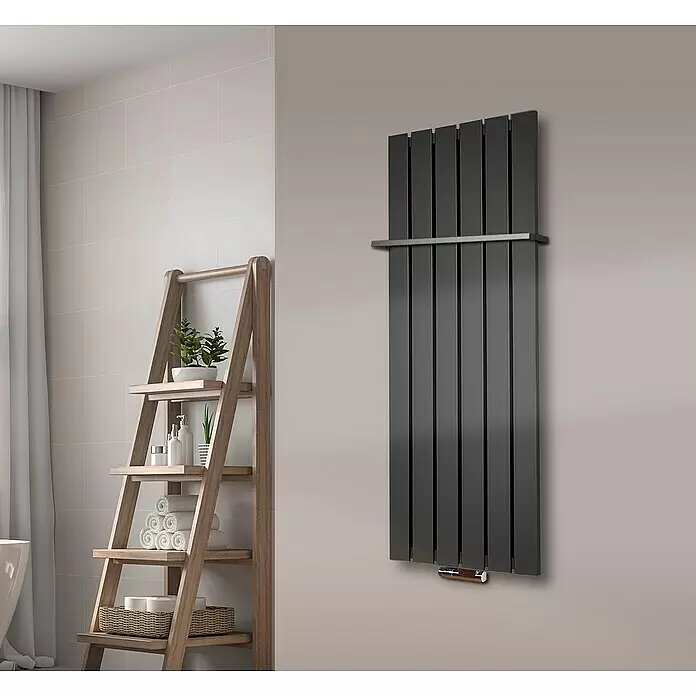 Szagato Designheizkörper Peking - B x H: 470 x 1.200 mm, Wärmeleistung bei Vorlauftemperatur von 75 °C (D: 50): 799 W, Moonstone-Grau, Mit 1 Handtuchhalter (15 mm) - Stimmungsaufnahme