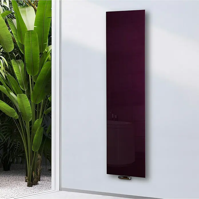 Szagato Designheizkörper Montevideo - B x H: 470 x 1.800 mm, Wärmeleistung bei Vorlauftemperatur von 75 °C (D: 50): 799 W, Purpur Violett, Ohne Handtuchhalter - Dieser Aufnahme zeigt einen eleganten, auberginefarbenen Heizkörper, der an einer weißen Wand in einem modernen Badezimmer hängt.