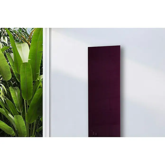 Szagato Designheizkörper Montevideo - B x H: 470 x 1.800 mm, Wärmeleistung bei Vorlauftemperatur von 75 °C (D: 50): 799 W, Purpur Violett, Ohne Handtuchhalter - Eine vertikale, auberginefarbene Heizkörperpaneel an einer weißen Wand, neben einer Zimmerpflanze, die durch ein Fenster sichtbar ist.