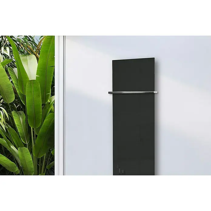Szagato Designheizkörper Montevideo - B x H: 470 x 1.800 mm, Grau, Silber, Mit 1 Handtuchhalter (15 mm) - Produktaufnahme eines stilvollen, schwarzen Handtuchwärmers an einer weißen Wand, der Funktionalität und modernes Design vereint.