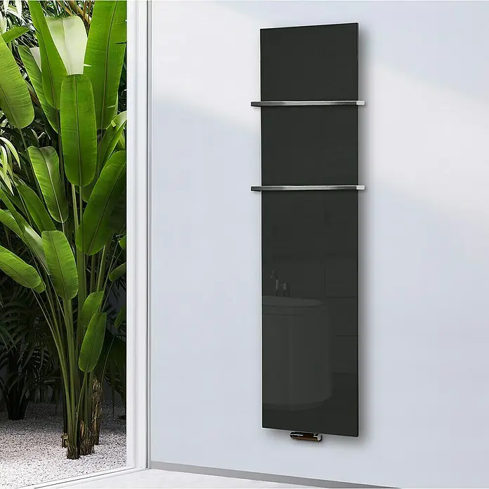 Szagato Designheizkörper Montevideo - B x H: 470 x 1.800 mm, Grau, Silber, Mit 2 Handtuchhalter (15 mm) - Vertikaler schwarzer Handtuchwärmer mit zwei silbernen Handtuchhaltern an einer weißen Wand.