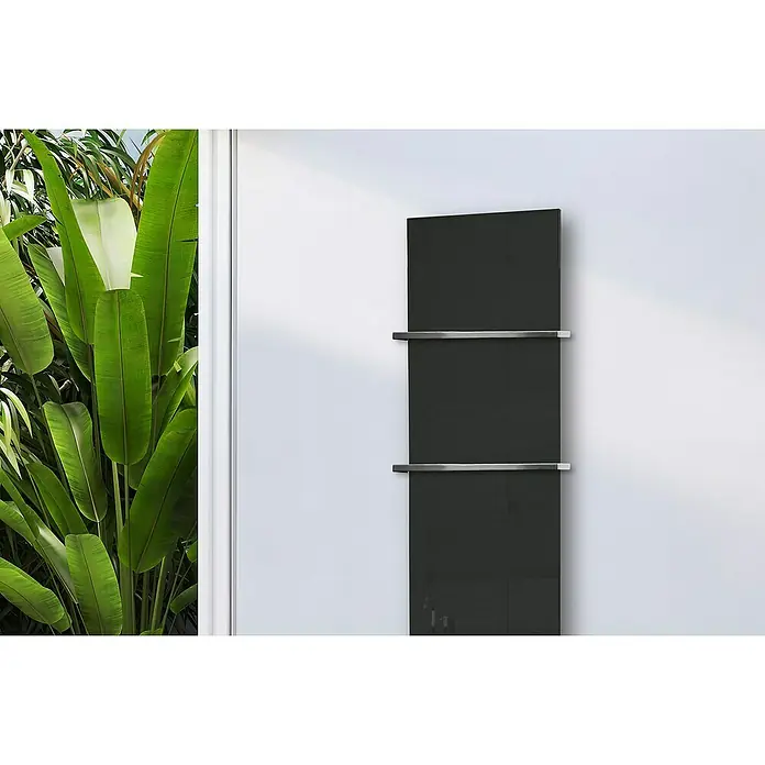 Szagato Designheizkörper Montevideo - B x H: 470 x 1.800 mm, Grau, Silber, Mit 2 Handtuchhalter (15 mm) - Ein eleganter, schwarzer Heizkörper mit Chromablagen, der sich perfekt in moderne Badezimmer einfügt und sowohl funktional als auch stilvoll ist.