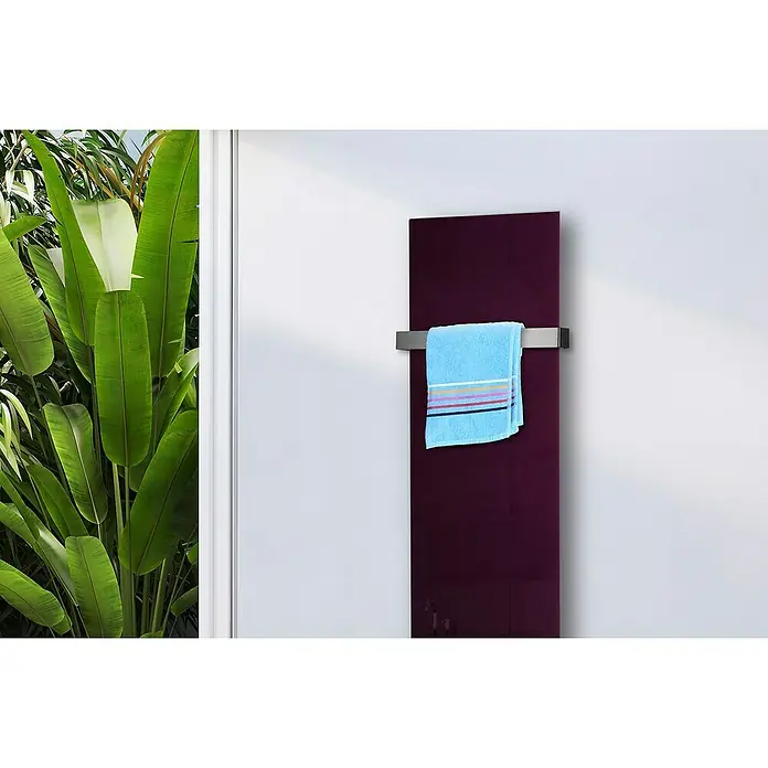 Szagato Designheizkörper Montevideo - B x H: 470 x 1.800 mm, Purpur Violett, Mit 1 Handtuchhalter (50 mm) - Handtuchwärmer in modernem Design mit blauem Handtuch, ideal für Badezimmer mit stilvoller Optik und praktischer Funktionalität.