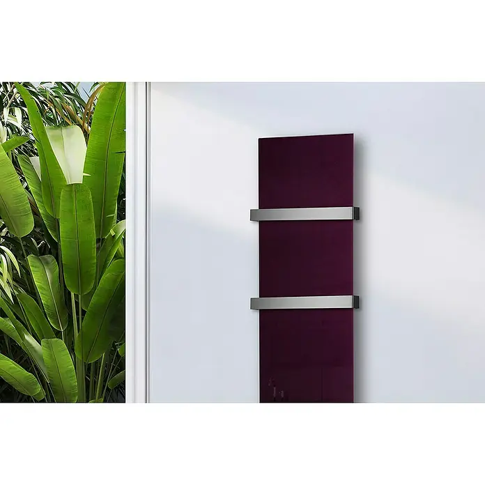 Szagato Designheizkörper Montevideo - B x H: 470 x 1.800 mm, Purpur Violett, Mit 2 Handtuchhalter (50 mm) - Ein vertikal angebrachter, auberginefarbener Heizkörper mit zwei horizontalen, silbernen Handtuchhaltern an einer weißen Wand.