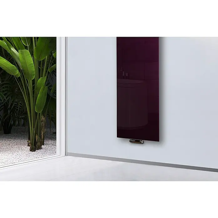 Szagato Designheizkörper Montevideo - B x H: 470 x 1.800 mm, Wärmeleistung bei Vorlauftemperatur von 75 °C (D: 50): 799 W, Purpur Violett, Ohne Handtuchhalter - Elegantes, lilafarbenes Heizpaneel an einer weißen Wand, reflektiert ein modernes Badezimmer und verleiht dem Raum einen Hauch von Luxus.