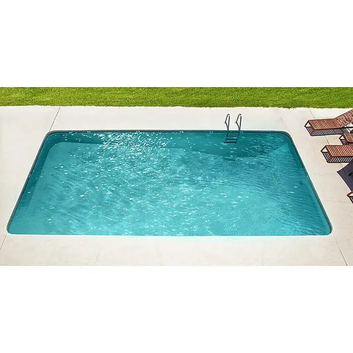 myPool Premium Bausatz-Pool - L x B x H: 800 x 400 x 150 cm, 45.000 l, Weiß/Grau, Ecktreppe links - Ansicht von oben auf einen azurblauen Pool mit Leiter und Liegen am Beckenrand auf einer sonnigen Terrasse.