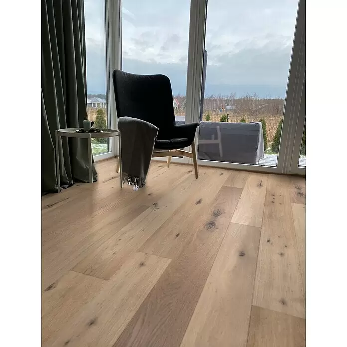 Parkett - Eiche Inntal rustikal, Landhausdiele, 1.900 x 190 x 14 mm - Heller Holzboden mit natürlichen Maserungen und Ästen, der eine warme Atmosphäre in einem Raum mit großen Fenstern schafft.
