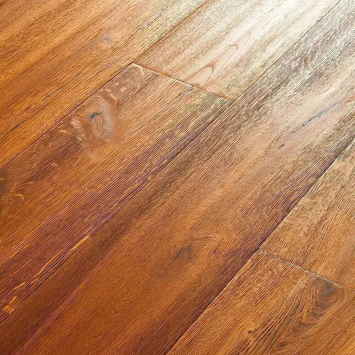 Parkett - Eiche Byzanz, Landhausdiele, 1.900 x 190 x 14 mm - Nahaufnahme von warm getönten Hartholzböden, die die natürliche Maserung und die Knoten hervorheben, perfekt für ein gemütliches Ambiente.