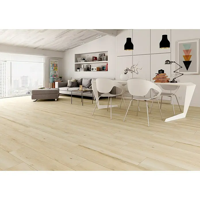 Pavimento porcelánico Atelier - 22,5 x 119,5 cm, Natural, Mate, Rectificado - Sala de estar luminosa y moderna con suelo de madera, muebles minimalistas y decoración elegante para un ambiente acogedor.