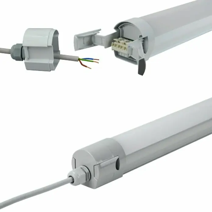 E2 elektro LED-Feuchtraumlichtleiste - L x B x H: 135 x 6 x 6 cm, Lichtfarbe: Kaltweiß, 36 W, IP65 - Produktansicht einer LED-Röhrenleuchte mit Anschlussdose und Verkabelung in Weiß.