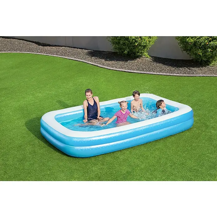 Piscina Quick-Up Fast - L x An x Al: 305 x 183 x 43 cm, Capacidad volumétrica: 850 l, Azul - Una foto cercana de una piscina inflable rectangular al aire libre con cuatro personas dentro, rodeada de césped verde y arbustos.