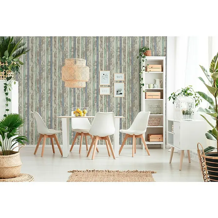 A.S. Création Elements Vliestapete Used Look - Weiß/Blau/Braun, Holzoptik, 10,05 x 0,53 m - Ein helles Esszimmer mit einem weißen Esstisch, umgeben von vier Stühlen und dekoriert mit natürlichen Elementen. Eine hängende Lampe sorgt für Wärme.