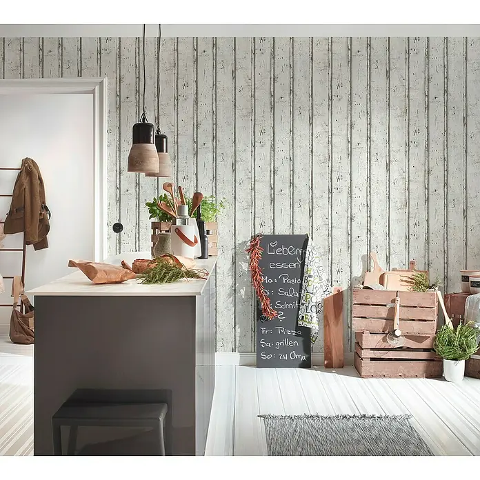 A.S. Création Elements Vliestapete Used-Look - Creme/Weiß/Grau, Holzoptik, 10,05 x 0,53 m - Ein Küchentisch mit dekorativen Elementen wie Kräutern, Kochutensilien und einer Kreidetafel, die eine gemütliche und einladende Atmosphäre schaffen.