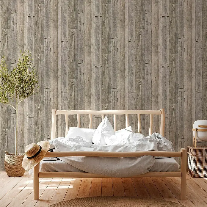 A.S. Création Elements Vliestapete Holz - Beige/Schwarz, Holzoptik, 10,05 x 0,53 m - Ein gemütliches Schlafzimmer mit einem Holzbett, weißer Bettwäsche und einer stilvollen Holzpaneel-Tapete im Hintergrund.