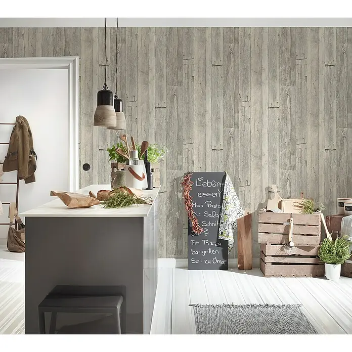 A.S. Création Elements Vliestapete Holz - Grau/Beige, Holzoptik, 10,05 x 0,53 m - Einladende Küchendekoration mit Kreidetafel, Holzkisten und stilvollem Küchenzubehör vor einer Holzwand.