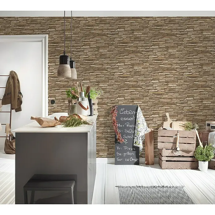 A.S. Création Elements Vliestapete Mauersteine - Braun/Beige, Steinoptik, 10,05 x 0,53 m - Einladende Küche mit Steintapete, einer Kreidetafel mit Speisekarte und einer modernen Kücheninsel mit Barhocker.