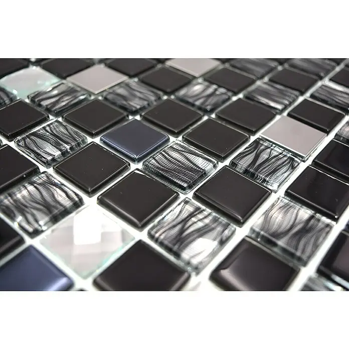 Selbstklebemosaik SAM 4CM26 - 30 x 30 cm, Mix Schwarz, Glänzend - Nahaufnahme eines Mosaiks mit schwarzen, grauen und gemusterten Glasfliesen, die ein stilvolles und modernes Design für die Innenraumgestaltung bieten.