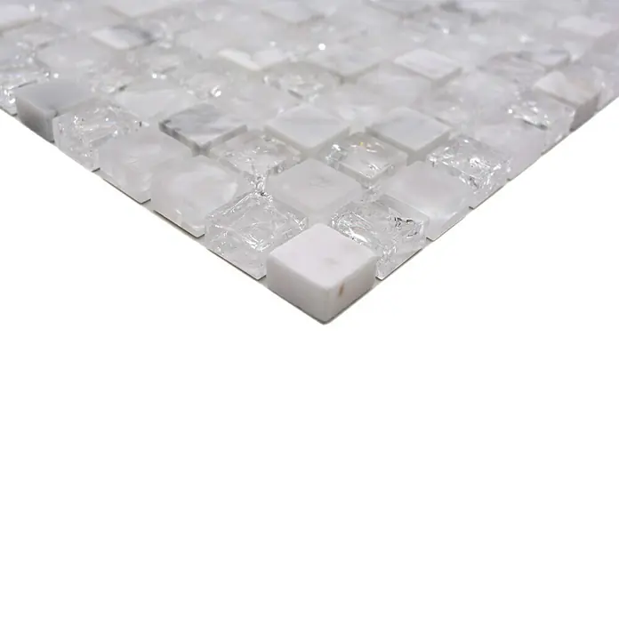 Mosaikfliese Quadrat Crystal Mix XIC 1011 - 30,5 x 30,5 cm, Weiß, Glänzend - Nahaufnahme eines Musters aus quadratischen, weißen und transparenten Glasmosaikfliesen, ideal für Wand- und Bodendekoration.