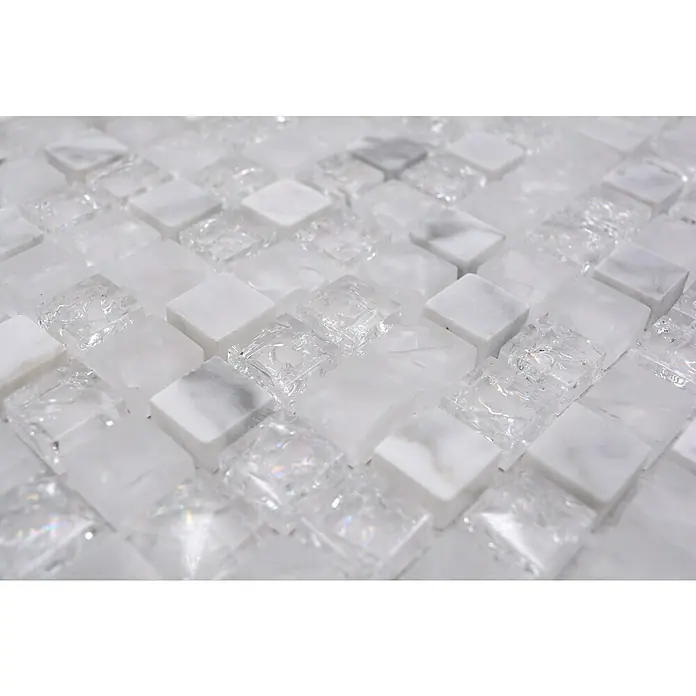 Mosaikfliese Quadrat Crystal Mix XIC 1011 - 30,5 x 30,5 cm, Weiß, Glänzend - Nahaufnahme von weißen Marmor- und Glasmosaikfliesen, die ein elegantes und modernes Design für Badezimmer oder Küchenrückwände bieten.