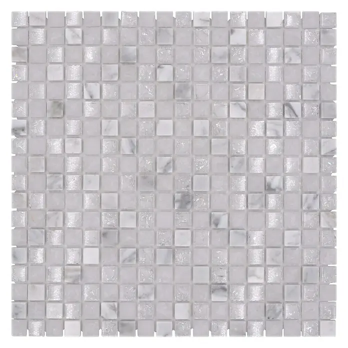 Mosaikfliese Quadrat Crystal Mix XIC 1011 - 30,5 x 30,5 cm, Weiß, Glänzend - Nahaufnahme der quadratischen weißen und grauen Marmor-Mosaikfliesen für Badezimmer- oder Küchenrückwände, die Eleganz und Textur verleihen.