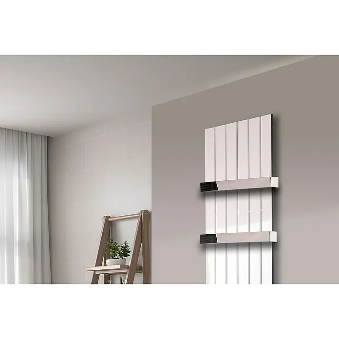 Szagato Designheizkörper Peking - B x H: 470 x 1.800 mm, Weiß, 2 Handtuchhalter (50 mm) glänzend - Ein moderner, vertikaler Heizkörper mit weißen Paneelen und Chromakzenten, der an einer grauen Wand montiert ist und eine stilvolle Wärmeausstrahlung bietet.