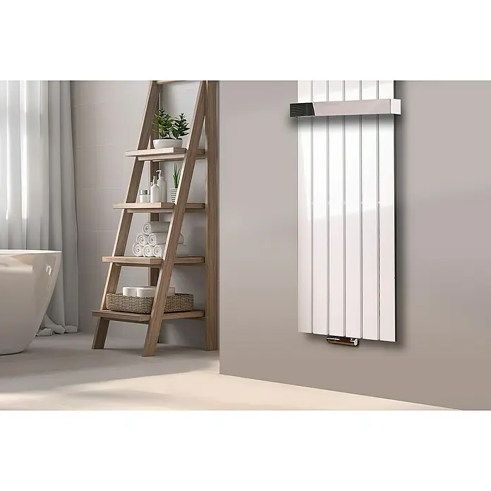Szagato Designheizkörper Peking - B x H: 470 x 1.800 mm, Weiß, 2 Handtuchhalter (50 mm) glänzend - Elegantes Badezimmer mit einem weißen Badheizkörper an der Wand und einem dekorativen Holzregal. Der Heizkörper sorgt für Wärme und Stil.