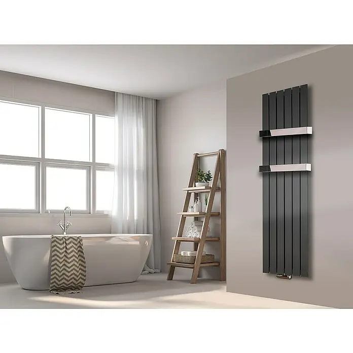 Szagato Designheizkörper Peking - B x H: 470 x 1.800 mm, Moonstone-Grau, 2 Handtuchhalter (50 mm) glänzend - Modernes Badezimmer mit einem eleganten, grauen Heizkörper mit integrierten Handtuchhaltern, der Funktionalität und Stil vereint.