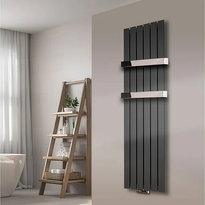 Szagato Designheizkörper Peking - B x H: 470 x 1.800 mm, Moonstone-Grau, 2 Handtuchhalter (50 mm) glänzend - Ein moderner Badezimmerheizkörper in Grau mit Chromakzenten hängt an der Wand neben einem Holzregal mit Handtüchern.