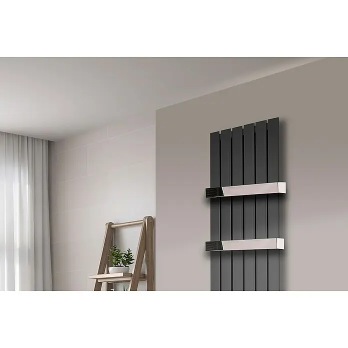 Szagato Designheizkörper Peking - B x H: 470 x 1.800 mm, Moonstone-Grau, 2 Handtuchhalter (50 mm) glänzend - Ein grauer Heizkörper mit Chromdetails an einer Wand, der in einem modernen Badezimmer hängt und für Wärme sorgt.