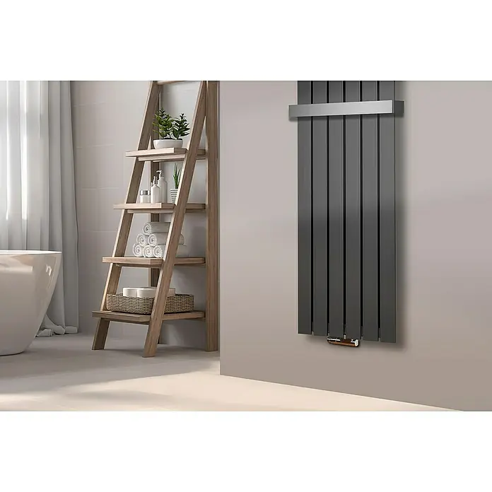 Szagato Designheizkörper Peking - B x H: 470 x 1.800 mm, Moonstone-Grau, 2 Handtuchhalter (50 mm) glänzend - Grauer Badheizkörper mit vertikalen Paneelen und Handtuchhalter im modernen Badezimmer.