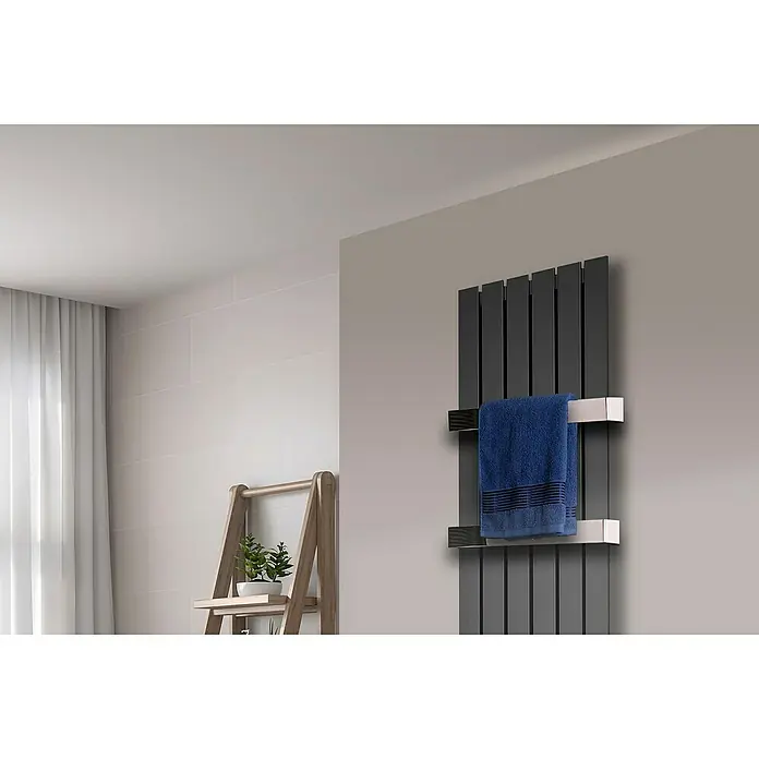 Szagato Designheizkörper Peking - B x H: 470 x 1.800 mm, Moonstone-Grau, 2 Handtuchhalter (50 mm) glänzend - Bild eines stilvollen Heizkörpers mit Handtuch im Badezimmer. Modernes Design für komfortable Wärme und praktische Handtuchhalterung.