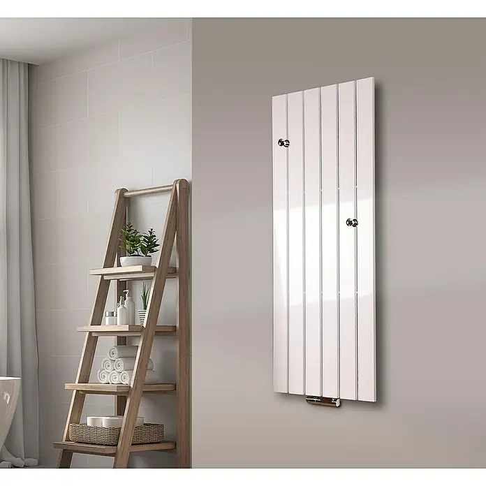 Szagato Designheizkörper Peking - B x H: 470 x 1.200 mm, Wärmeleistung bei Vorlauftemperatur von 75 °C (D: 50): 799 W, Weiß, 2 Knopfhalter - Weißer Design-Heizkörper an der Wand im Badezimmer mit Handtuchhalter. Dekorative Leiter mit Pflanzen und Badartikeln im Hintergrund.