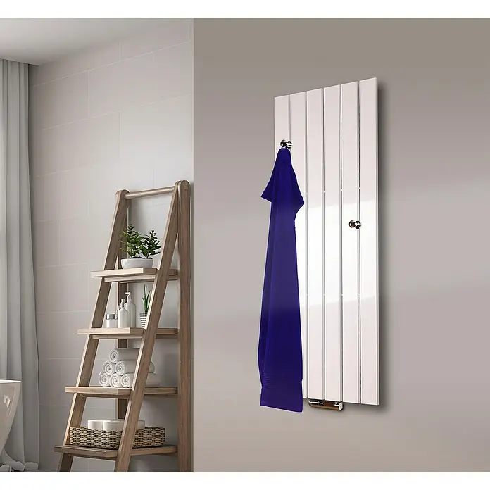 Szagato Designheizkörper Peking - B x H: 470 x 1.200 mm, Wärmeleistung bei Vorlauftemperatur von 75 °C (D: 50): 799 W, Weiß, 2 Knopfhalter - Handtuchwärmer mit blauem Handtuch in einem stilvollen Badezimmer. Praktisches und modernes Design für wohlige Wärme.