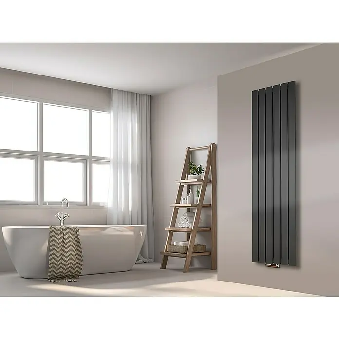Szagato Designheizkörper Peking - B x H: 470 x 1.800 mm, Moonstone-Grau, Ohne Handtuchhalter - Ein modernes Badezimmer mit einer freistehenden Badewanne, einem Holzregal und einem schlanken, grauen Heizkörper an der Wand.