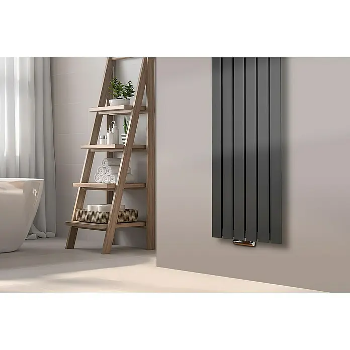 Szagato Designheizkörper Peking - B x H: 470 x 1.800 mm, Moonstone-Grau, Mit 1 Handtuchhalter (15 mm) - Ein moderner grauer Heizkörper hängt an der Wand in einem stilvollen Badezimmer, neben einem Regal mit Handtüchern und Pflanzen.