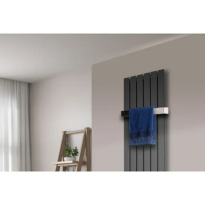 Szagato Designheizkörper Peking - B x H: 470 x 1.800 mm, Moonstone-Grau, 1 Handtuchhalter (50 mm) glänzend - Elegantes Badezimmerdesign mit einem modernen, anthrazitfarbenen Handtuchwärmer, der ein blaues Handtuch stilvoll präsentiert.